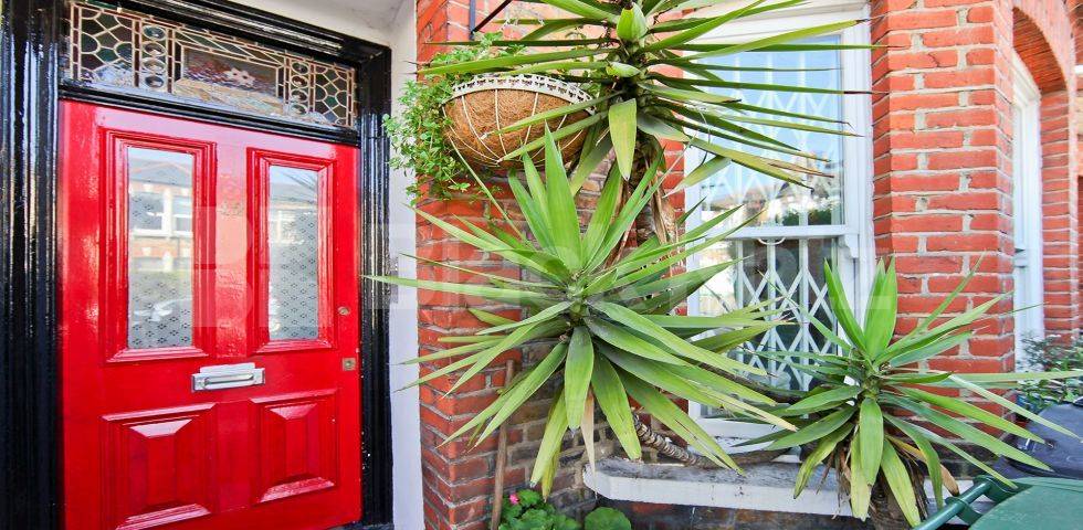 			UNDER OFFER , 2 Bedroom, 1 bath, 1 reception Apartment			 Strathleven Road, Clapham North/Brixton